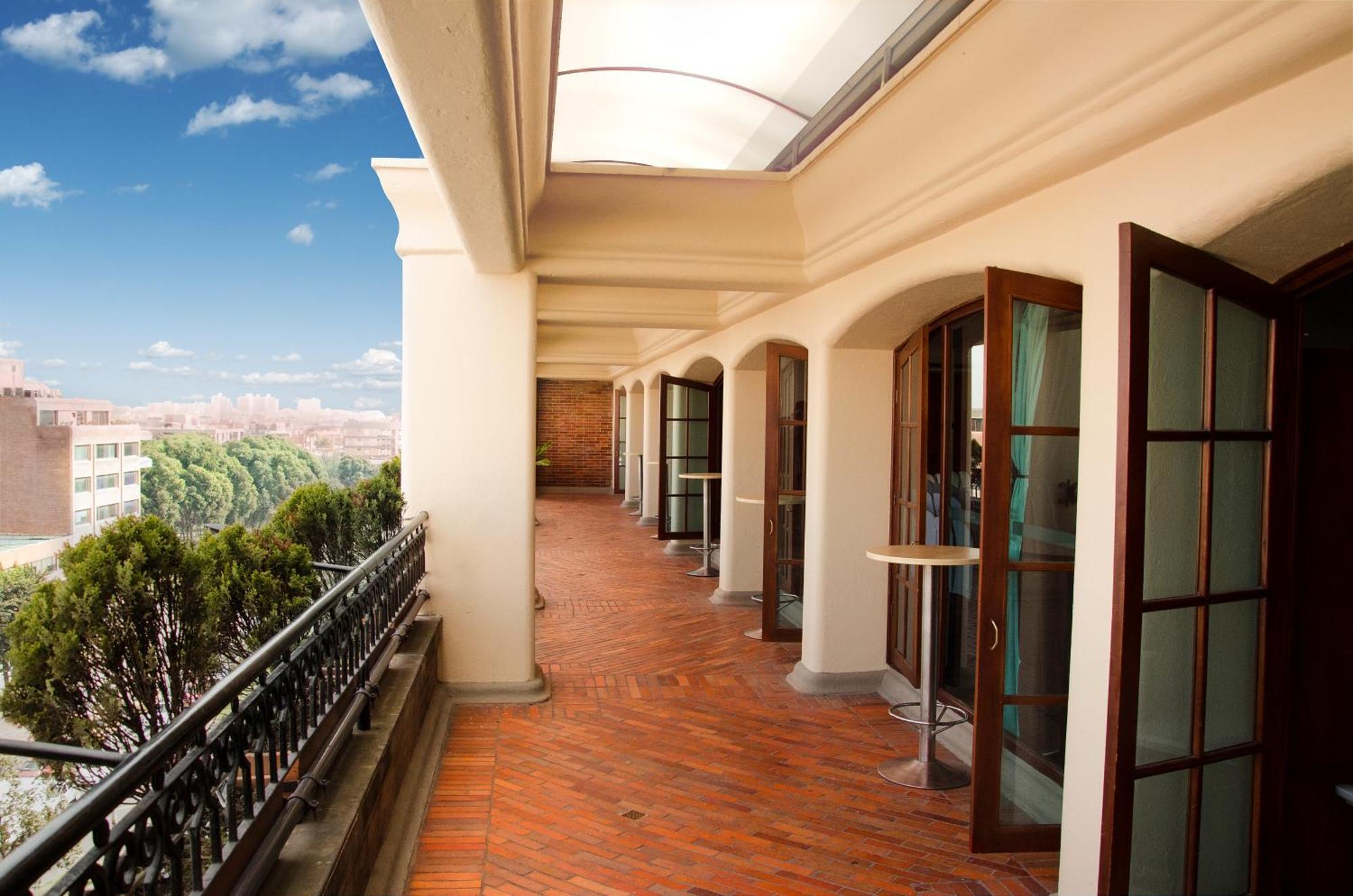 Hotel Dann Carlton Bogotá Dış mekan fotoğraf The balcony of the hotel